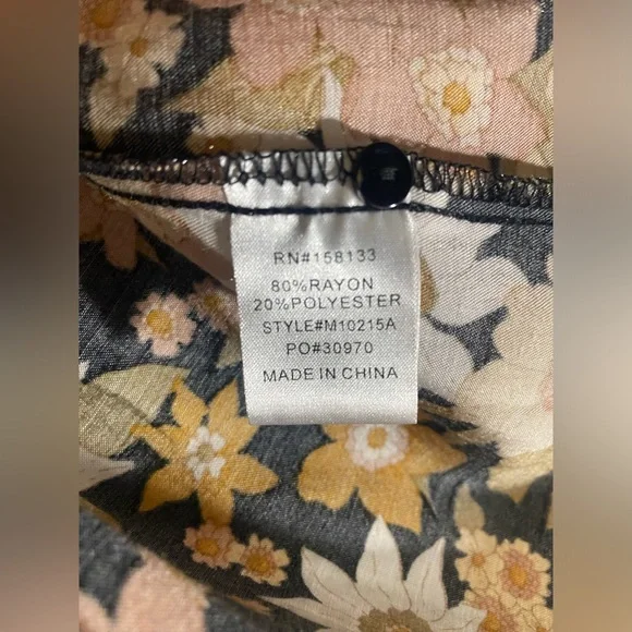 Moodie Floral Smocked Blouse Size Medium - Picture 7 of 7